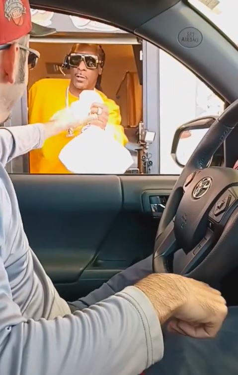 Snoop Dogg serving chicken