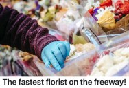 A Street Vendor Named Freedy Helped Save People’s Valentine’s Days, And He Did It One Highway Bouquet At A Time