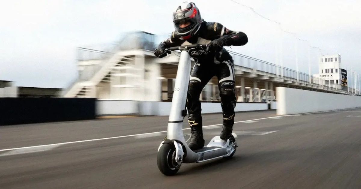 A racing e scooter