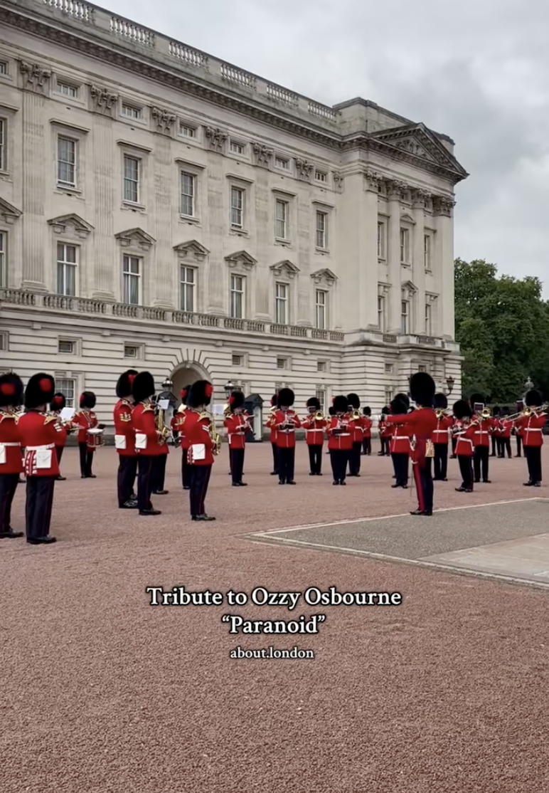 band playing music at buckingham palace