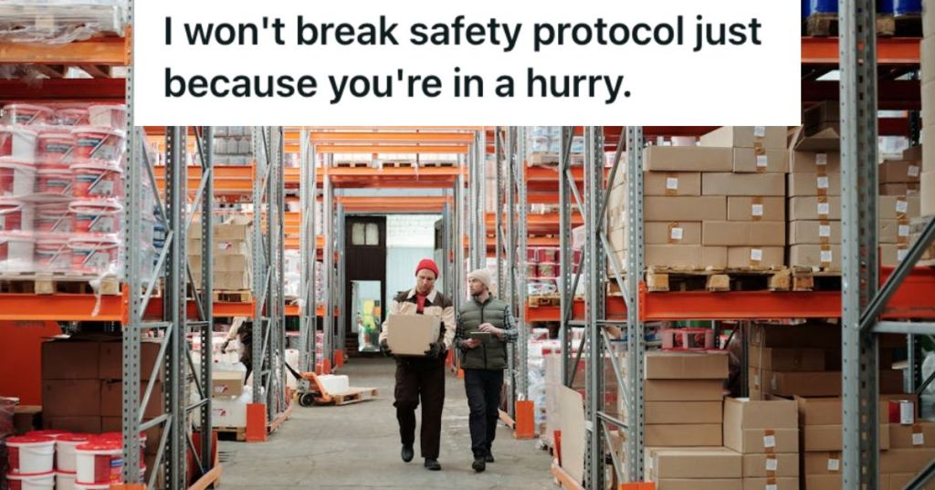 Employee and manager walking at a arehouse aisle