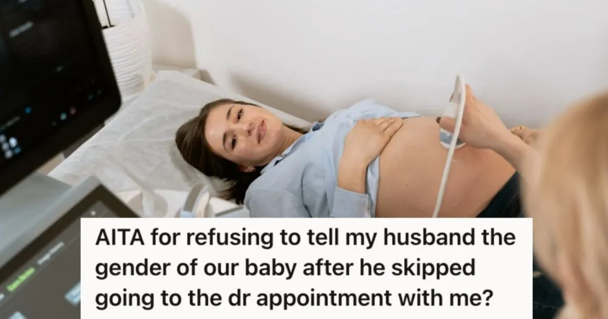 woman having a prenatal checkup with a sonologist