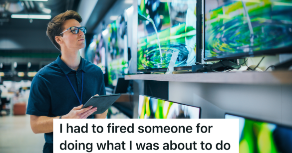 manager working in an electronics store