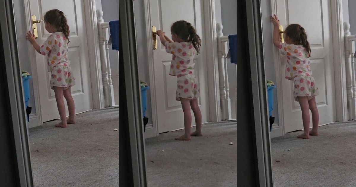 Ciara McGrath's twin girls fighting