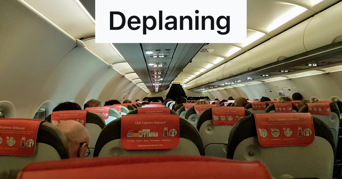Pushy Passenger Tried To Cut Everyone Off During Deplaning, So A Fed Up Flyer Quietly Separated Him From His Family interior of plane with passengers