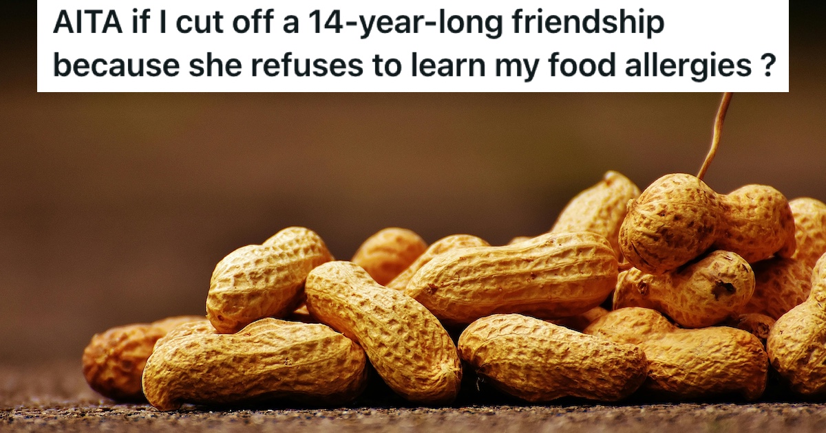 A pile of peanuts in shells