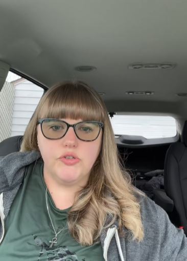 Woman talking about Geico