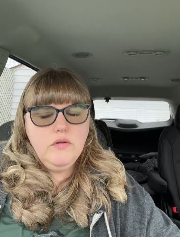 Woman talking about Geico