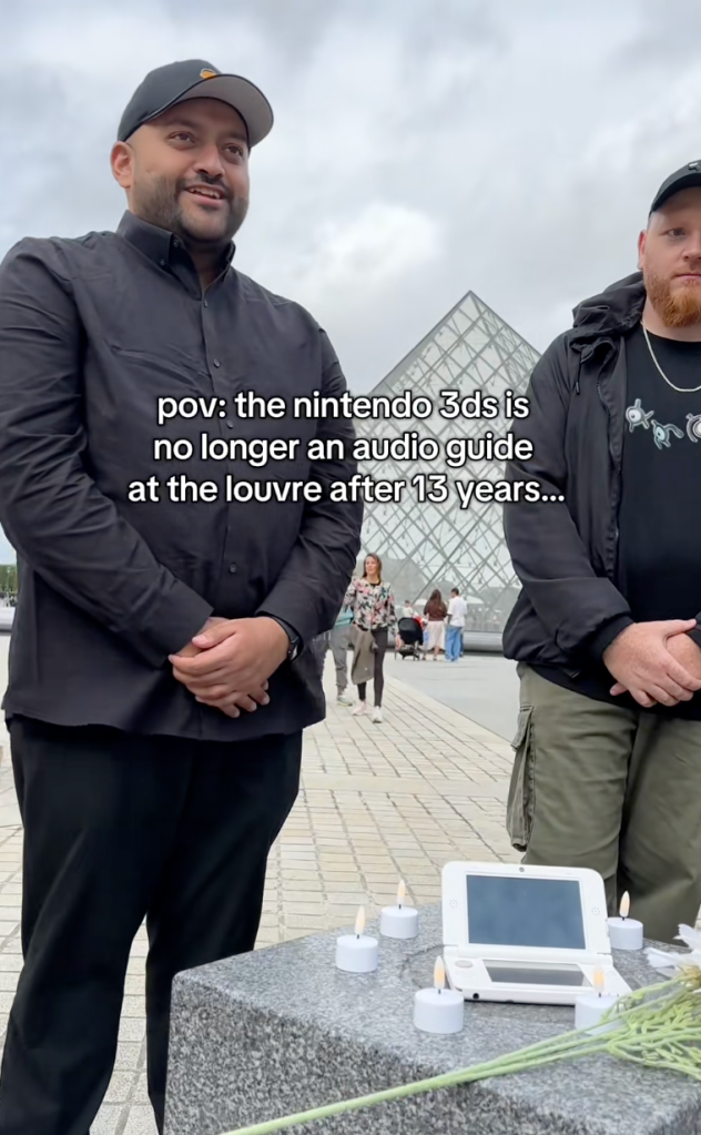 people outside the louvre museum