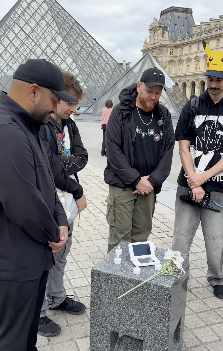people at the louvre museum