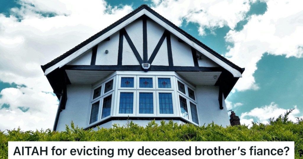 A house behind a hedge