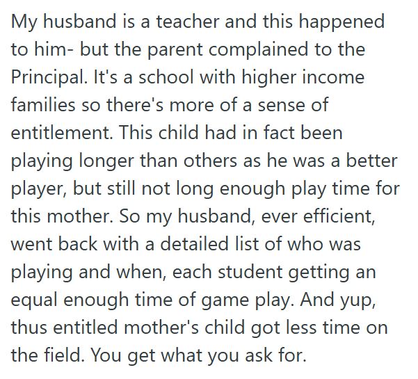 Comentario 5 62 Niños Una madre seguía gritándole al entrenador de fútbol que dejara a su hijo en el juego, pero cuando el entrenador lo hizo, el pequeño se distrajo rápidamente