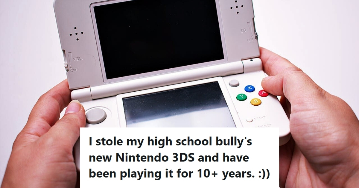 Hands holding Nintendo 3ds