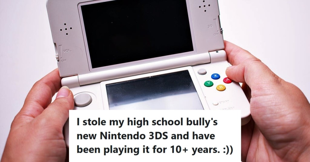 Hands holding Nintendo 3ds