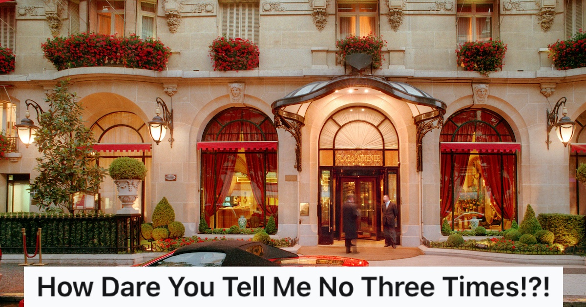 The front of a fancy hotel