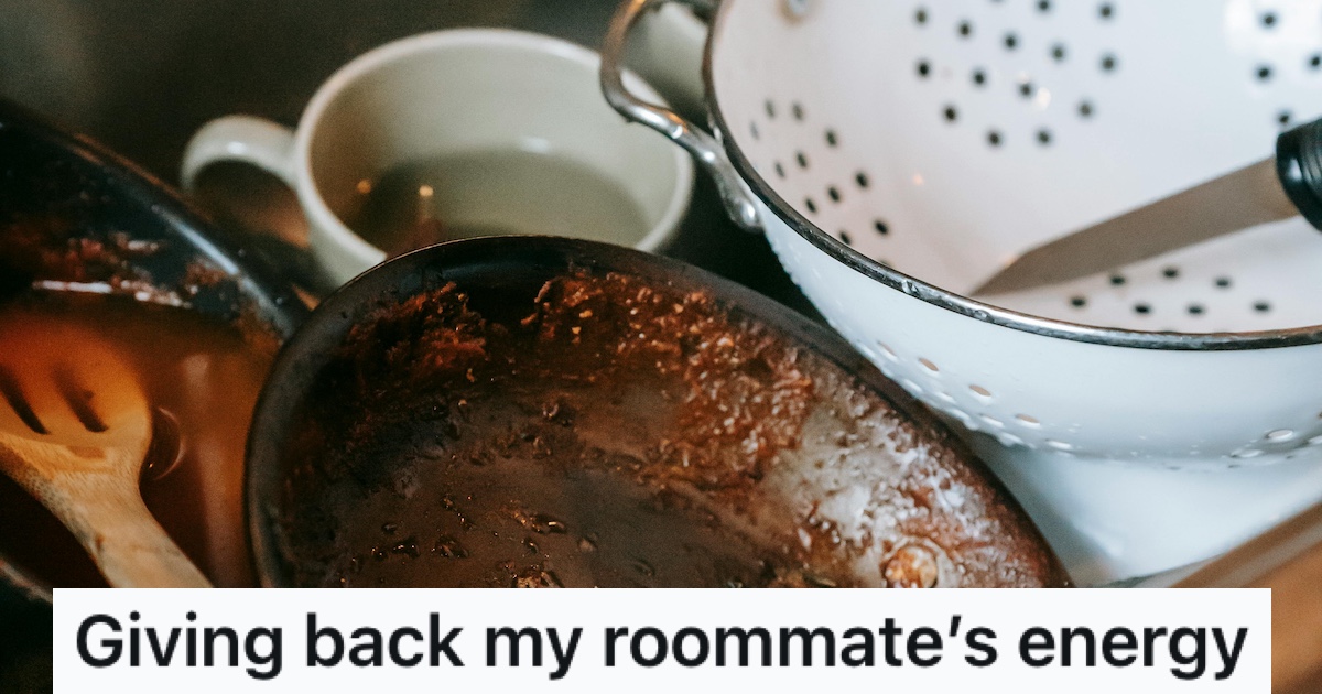 Roommate Had High Standards When It Came To Housework, So When The Dirty Dishes Culprit Was Revealed, A Post It Note Battle Followed Dirty dishes in a sink