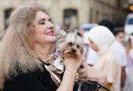 Diner Tells A Woman It’s Disgusting To Hold Her Dog Over Other People’s Pickup Orders, But She Follows Him Outside Insisting It’s A Service Dog