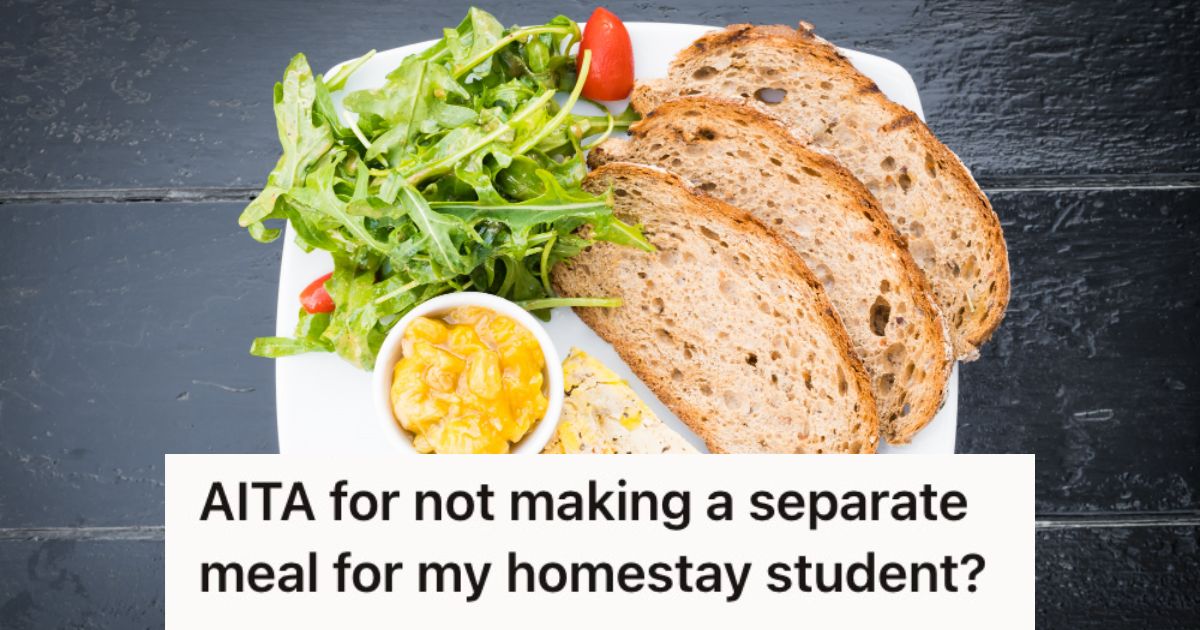A plate of bread with salad and dressing