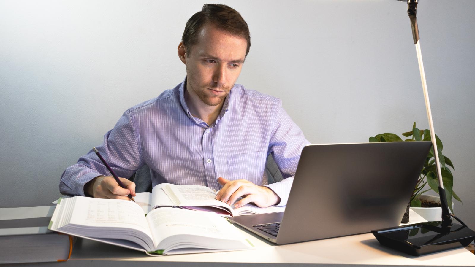 The Silent Room: Why One Manager’s Refusal to Pause for a Deceased Employee Shocked the Entire Office man working at desk
