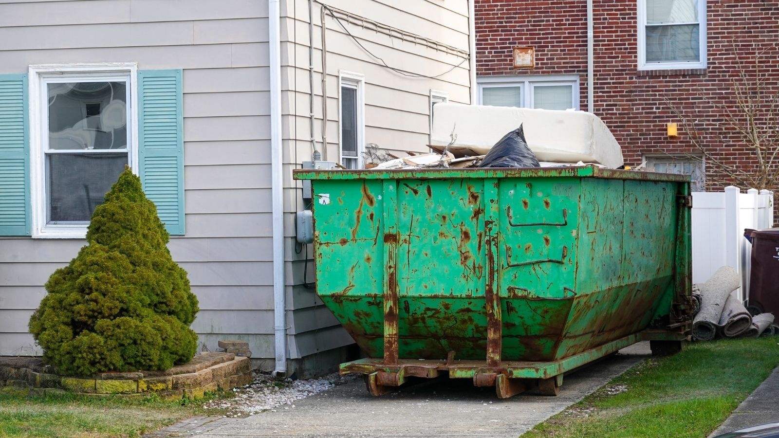 Neighbor Sparks Suburban War After Secretly Filling a Family’s Expensive Reno Dumpster With Their Trash driveway dumpster