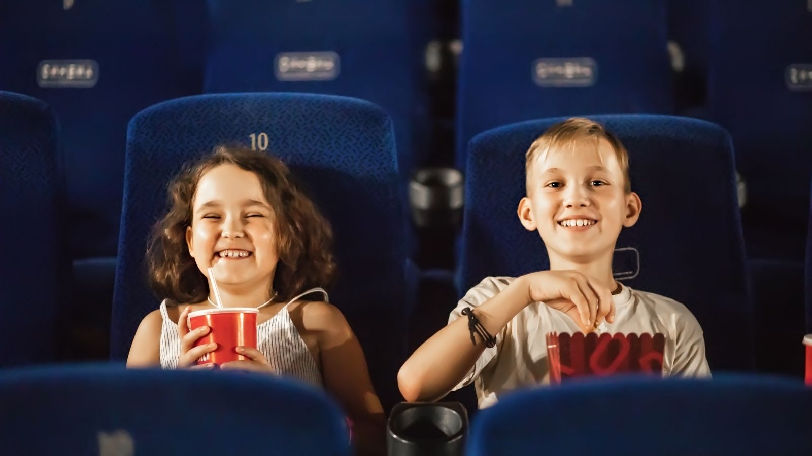 Moviegoer Tells Talking Kids to Be Quiet During Theater Showing loud kid's at the movies