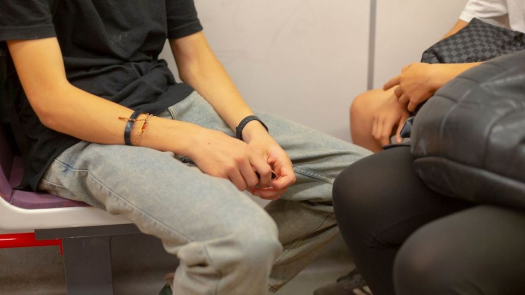 manspreading on train