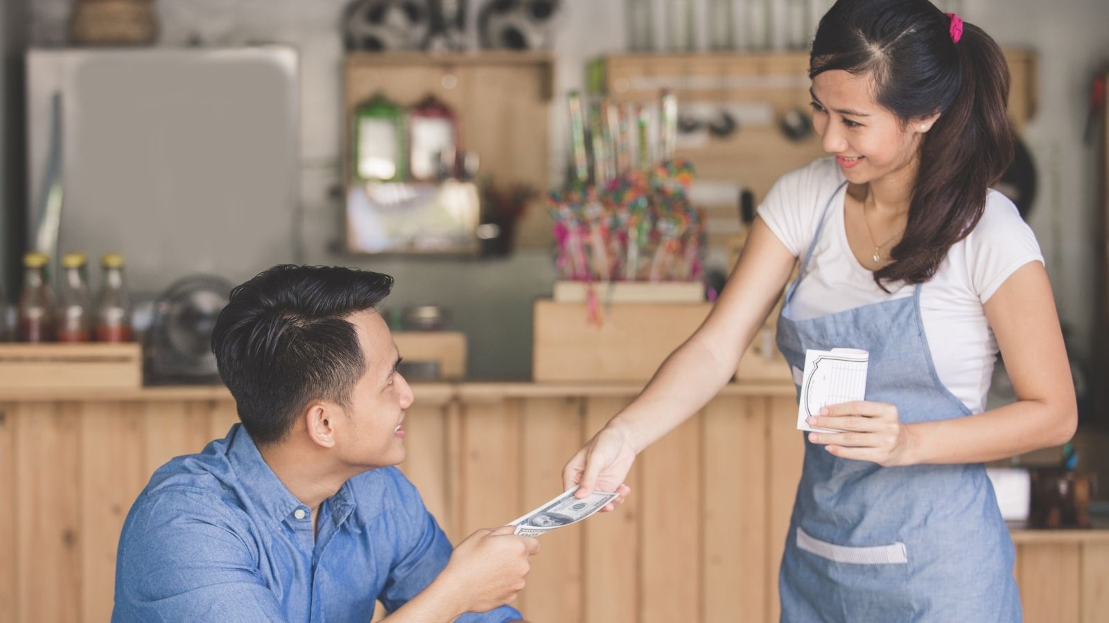 ‘Where’s My Change?’: Customer Stunned After Waitress Decides to Keep the Balance as a Tip waitress handing back change