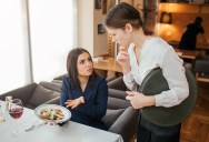 The 7:05 Standoff: Why This Woman Refused to Pay Full Price After the Waiter Arrived Late