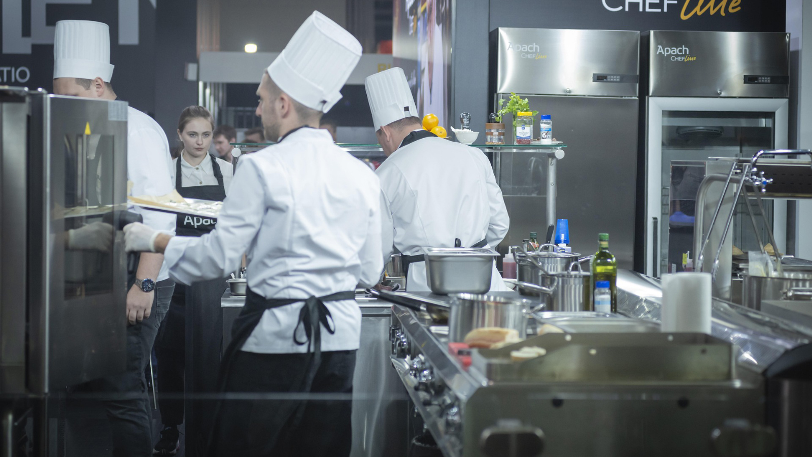 Employee Leaves Toxic Restaurant Job for Finance Career, and Boss’s Reaction Confirms the Decision Inside a restaurant kitchen