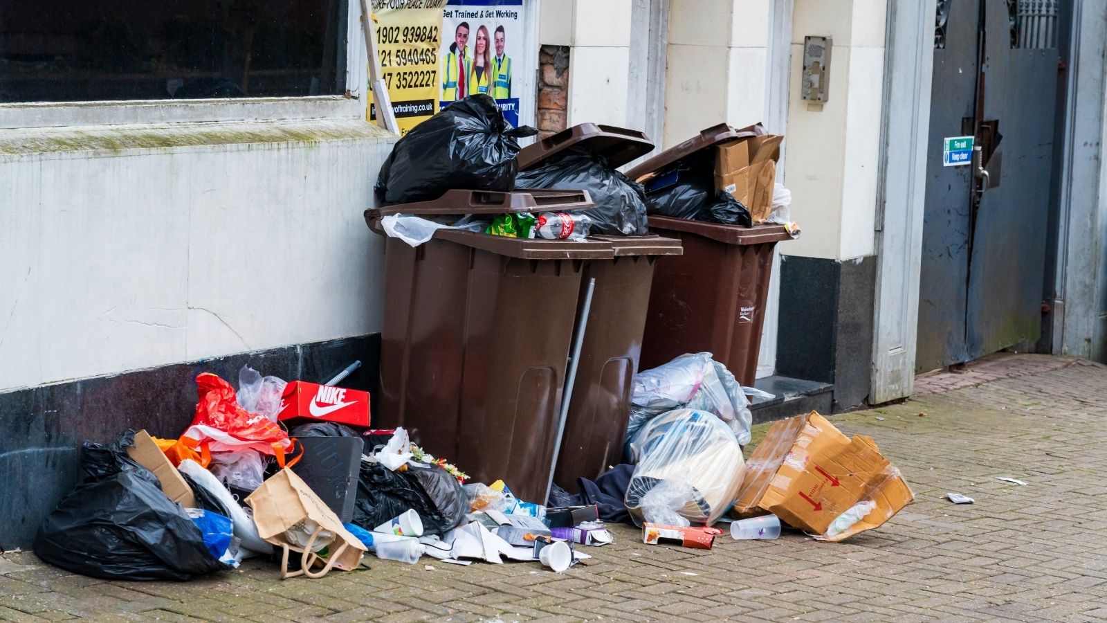 He Kept Leaving Trash Bags in the Hallway Instead of the Dumpster — His Neighbor Started Slicing the Bottoms Open trash piling up outside