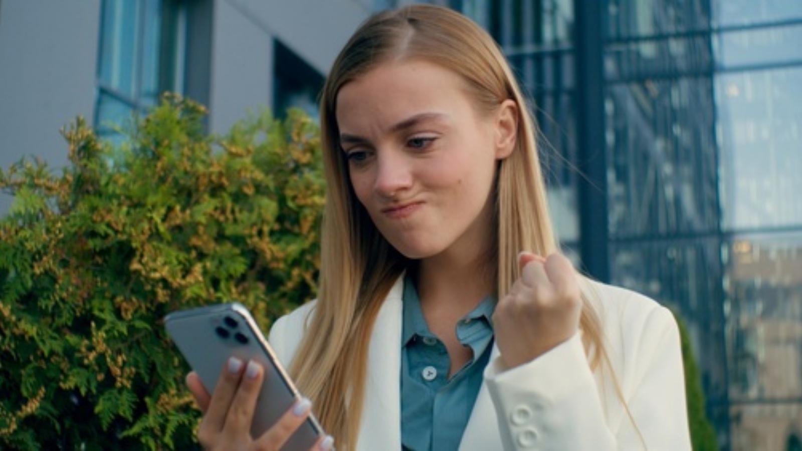 “Untouchable” Government Manager Accidentally Fires Herself After Throwing an Extreme Office Temper Tantrum Woman upset at phone