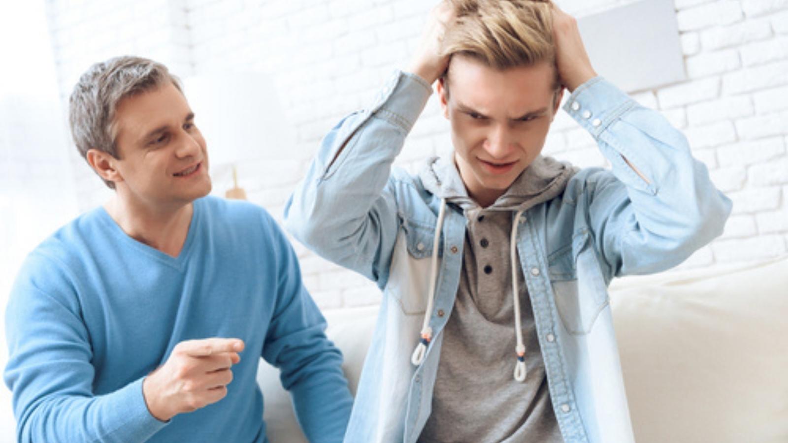 The Screen Time Meltdown: How a Parental Device Lockdown Triggered an Explosive Family Confrontation Angry teen and father