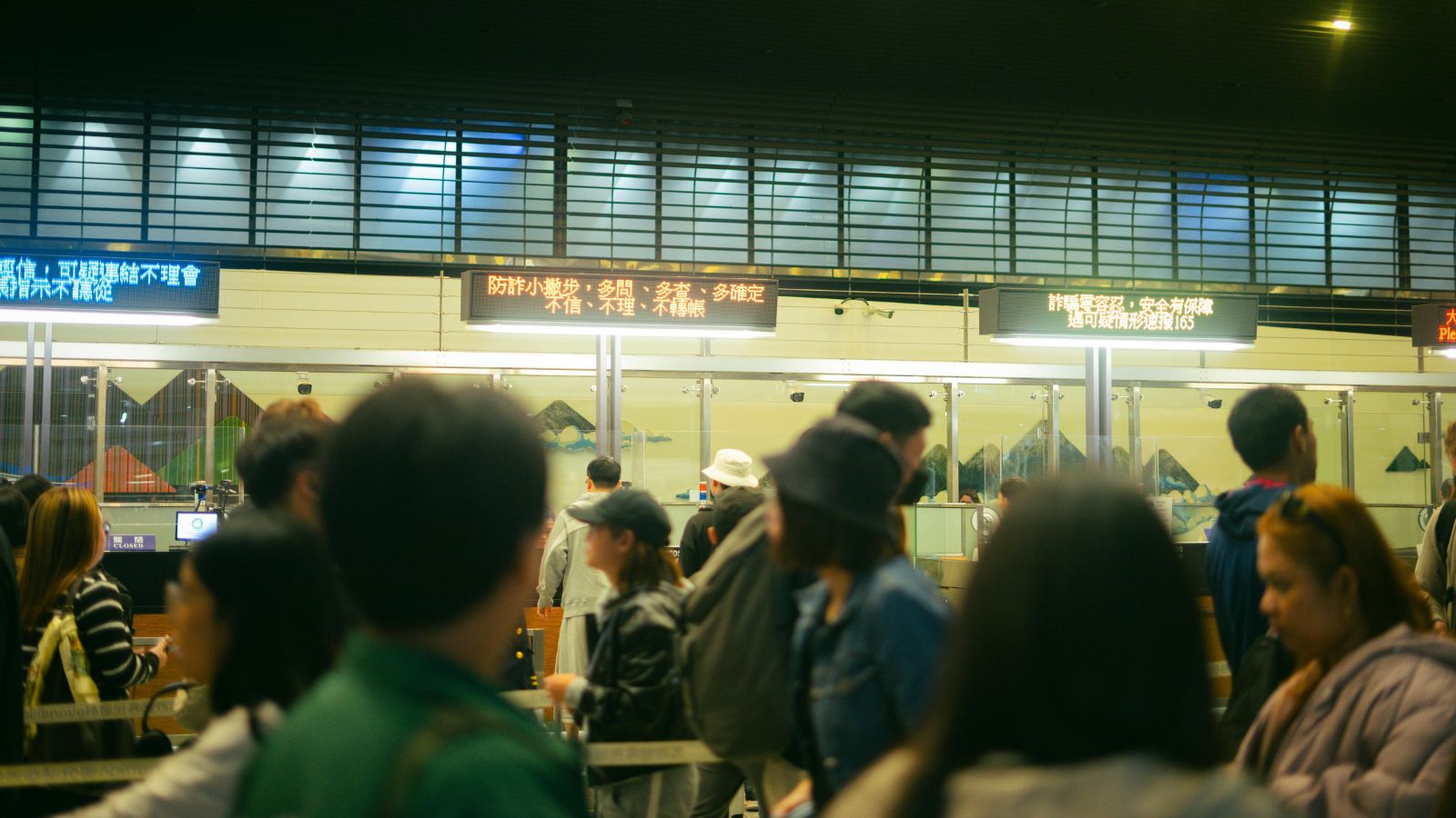 Aggressive Airport Bully Tries to Blatantly Skip the Boarding Line—Then Faces a Shocking Shutdown From the Entire Crowd Busy airport check-in queue