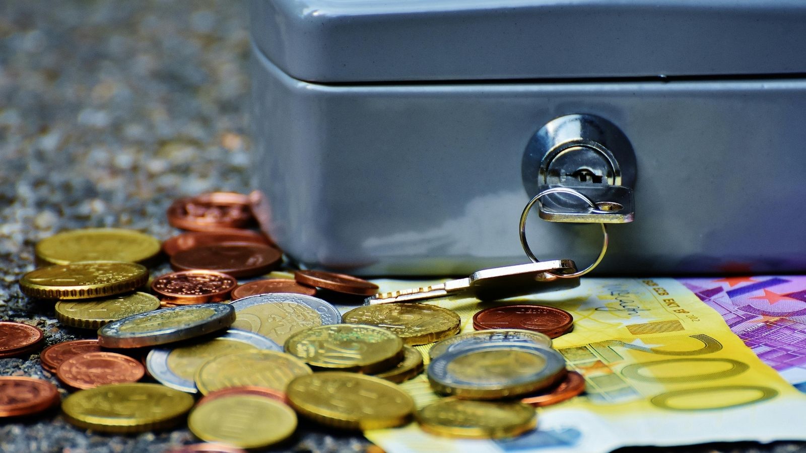 Exhausted Cashier Halts Christmas Rush Line to Get Change—Until an Infuriated Customer Refuses to Let Her Leave the Register Cash in a locked box