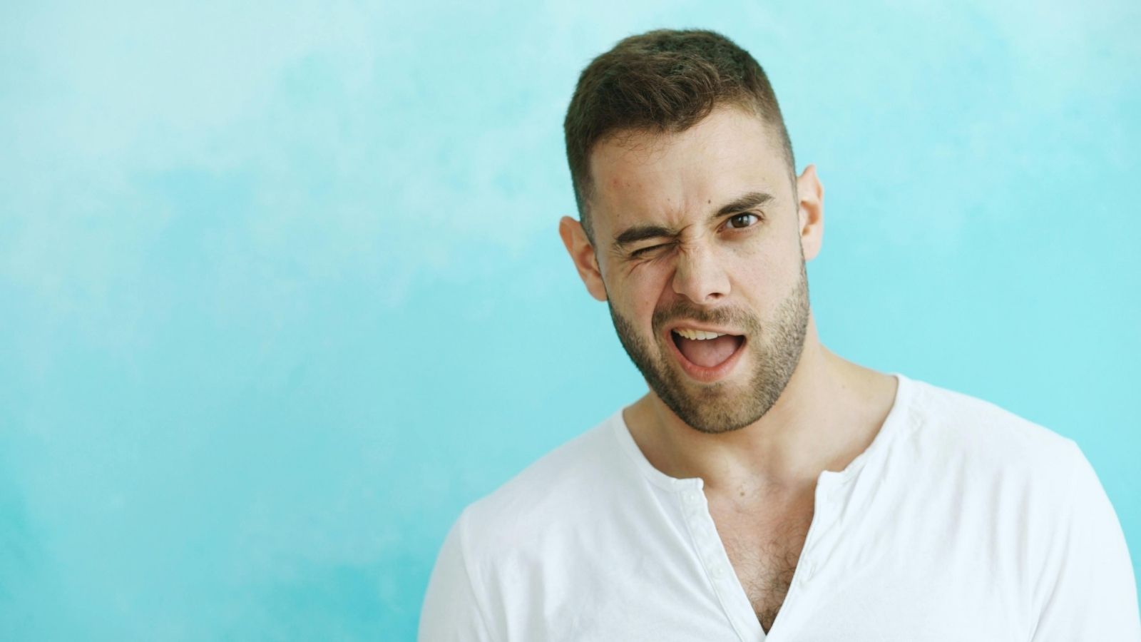 A College Bully Thought He Was Getting Away With Cheating Until One Student Turned the Situation Around A guy winking