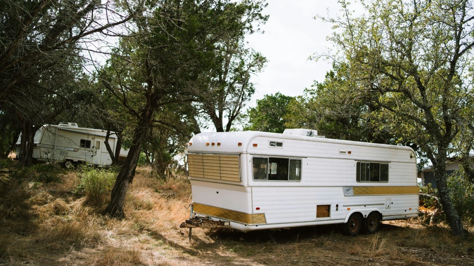 The Trailer Park Desertion: How an Unreliable Bassist’s Final Act of Betrayal Sparked a Band’s Ultimate Revenge A trailer in an unkempt park