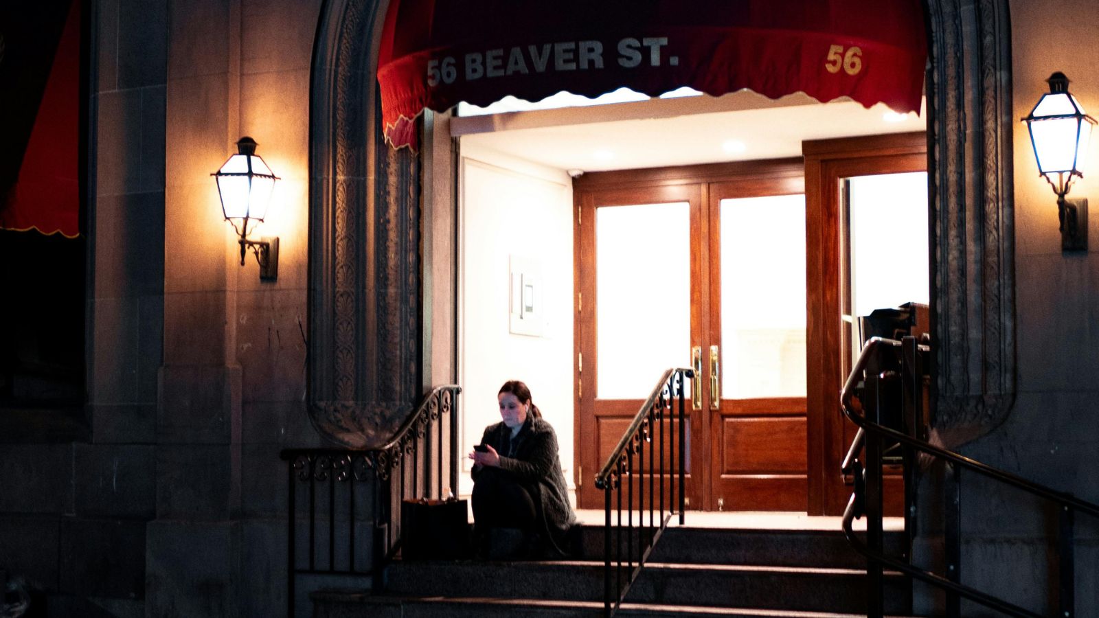 He Refused to Answer His Phone During a Marketplace Sale. What the Buyer Did Next Ruined His Afternoon Woman on her phone waiting outside a building at night