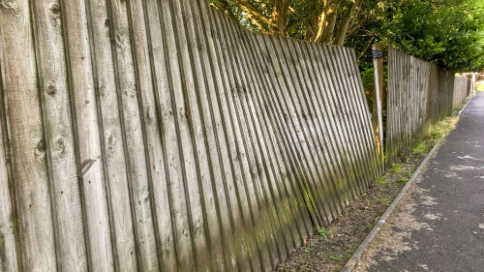 He Politely Told His Neighbor To Be More Careful After The Fence Was Damaged, But The Neighbor Turned It Into A Full Blown Argument Broken fence