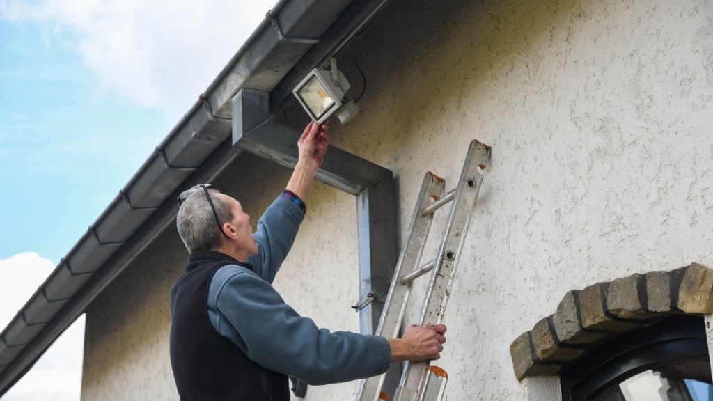 Installing floodlight