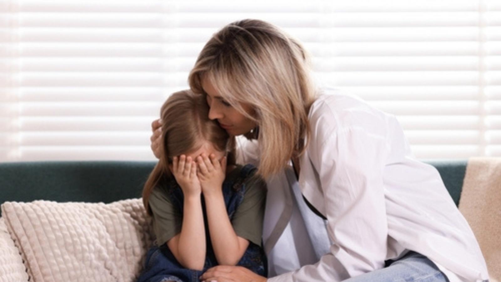 She Was Furious After Realizing Her Daughter Couldn’t Attend a “Father Daughter” School Dance Mom holding crying daughter