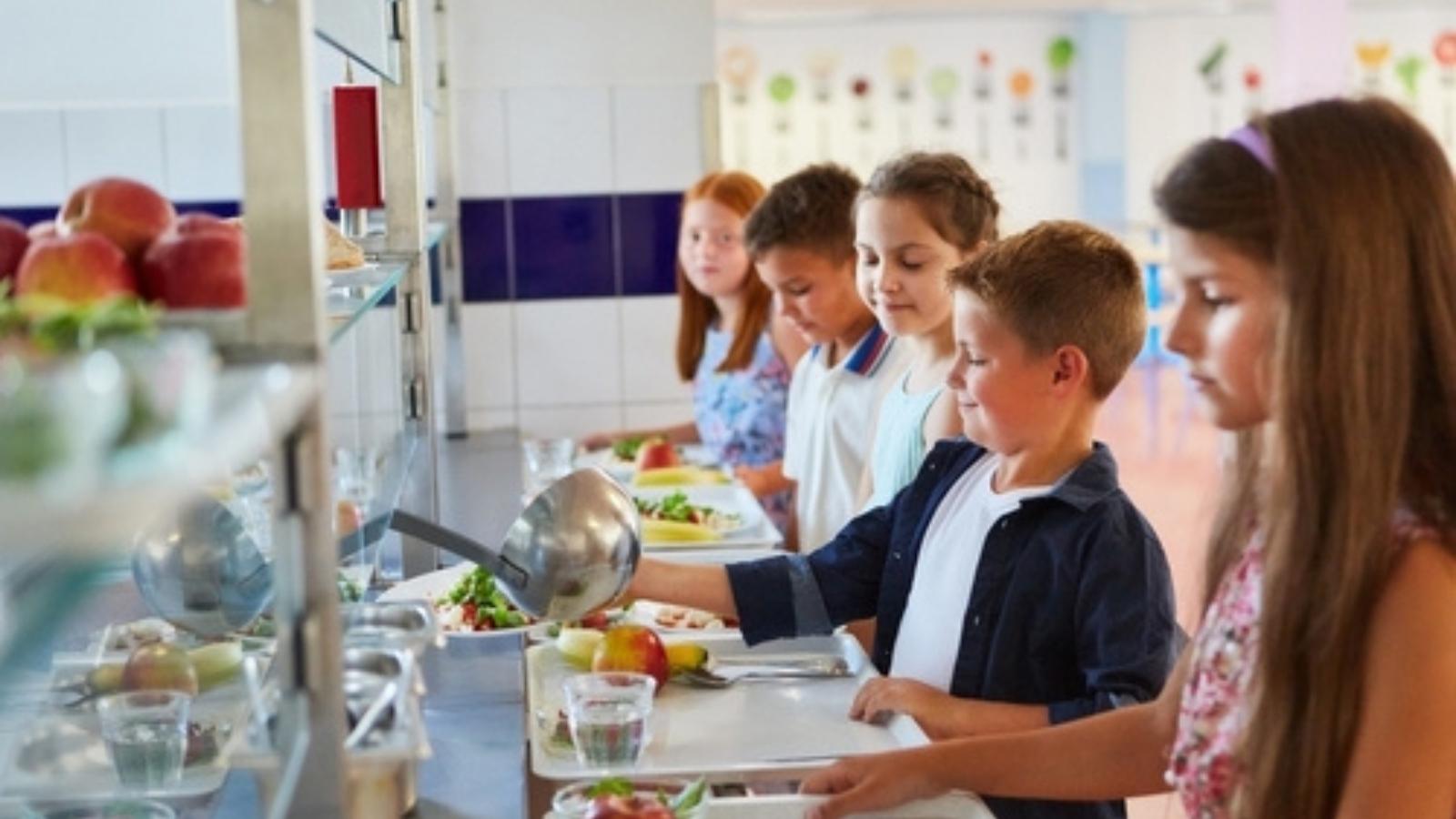 “You’re Risking an Eating Disorder:” Parents Spark All Out War After Dad Cuts Off Daughter’s Extra Lunch Cash Kids at school lunch