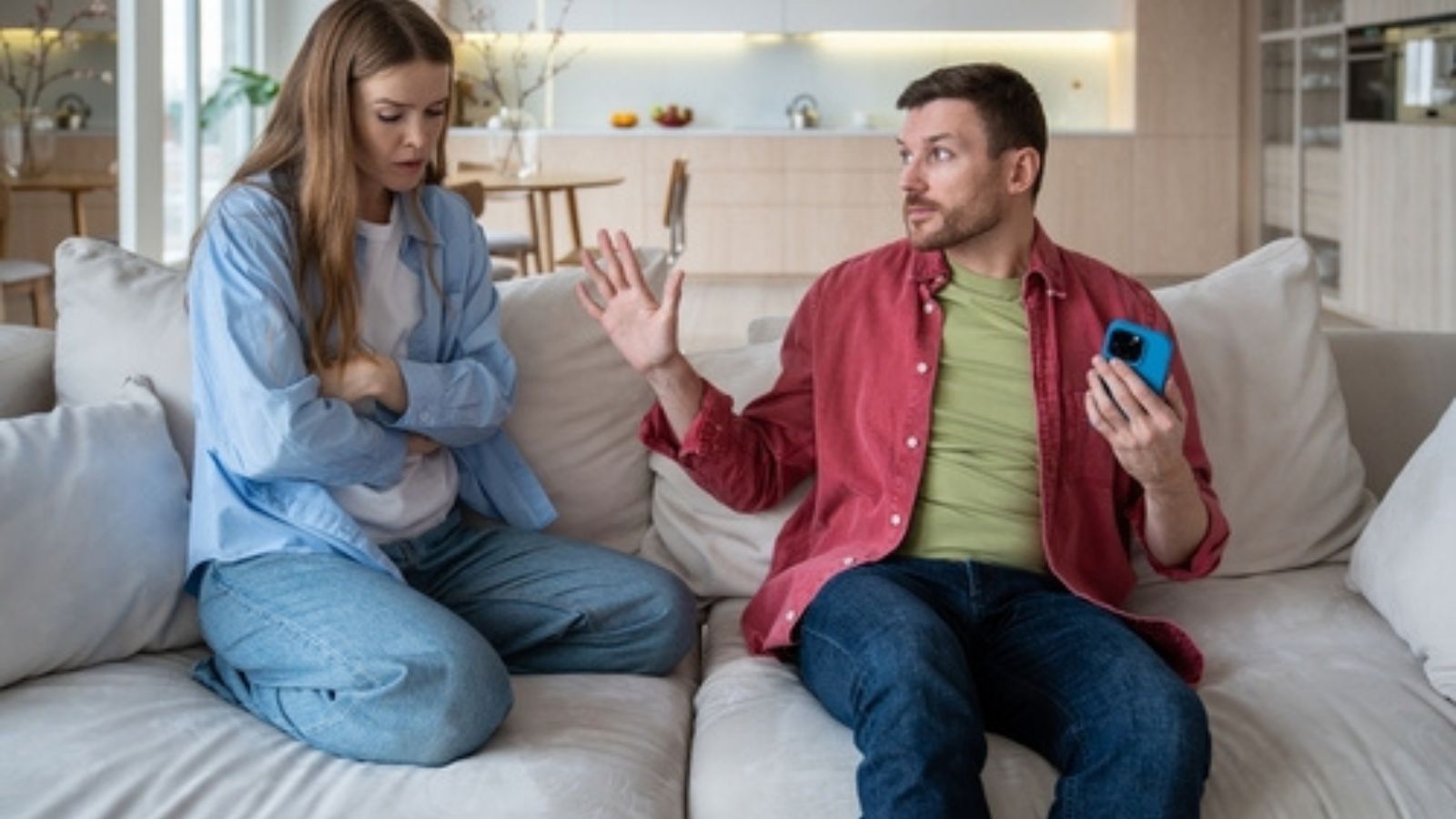 Man Reveals He and His Wife Are Millionaires After She Constantly Pretends They’re Struggling Financially Couple arguing about money