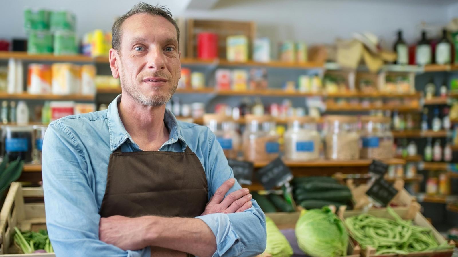 Grocery store cashier in shock over dumb customer
