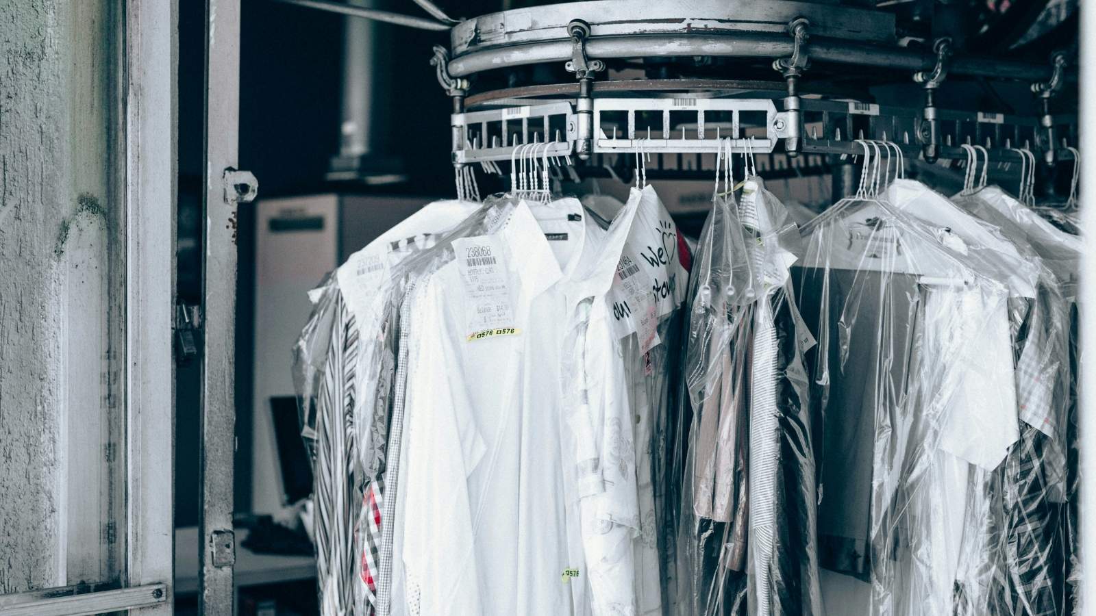 “Look Harder!”: Arrogant Customer Forced to Apologize After Hurling Insults at the Wrong Dry Cleaner Clothes in garment bags, hanging in the dry cleaners