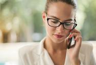 Customer Service Worker Uses “I’m Married” Line to Shut Down Flirty Callers, Sparking Workplace Backlash