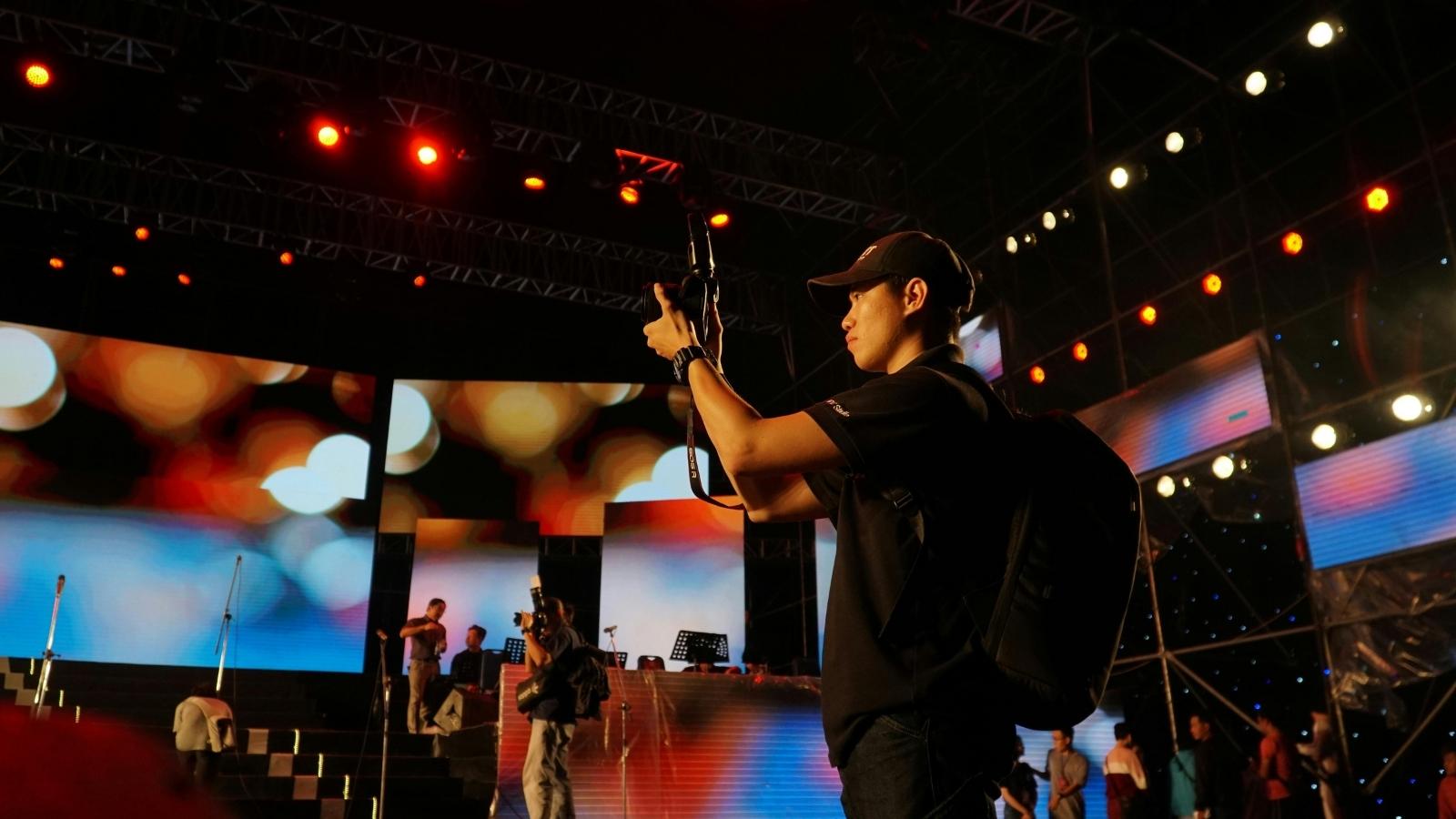 Stage Technician Stops Arguing With Performers and Lets Them Learn From Their Own Mistakes Stage hand handling the lights and sound for a show