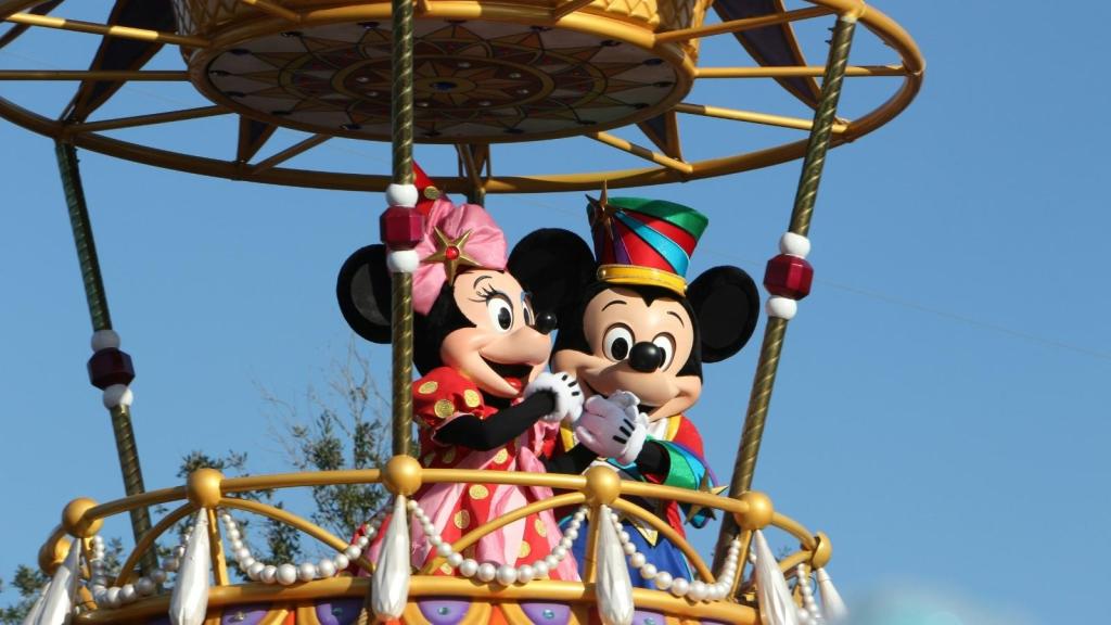 Mickey and Minnie Mouse in a hot air balloon