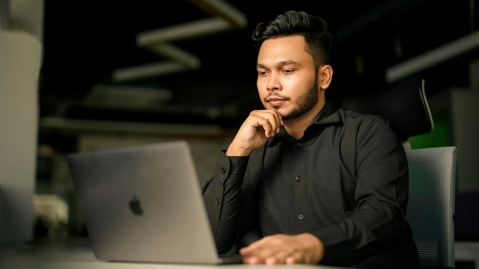 Support Worker Keeps Asking a Hardware Technician to Check Website Permissions, but He Gets Stuck Obsessing Over the SQL Server Instead Call center worker trying to check software permissions