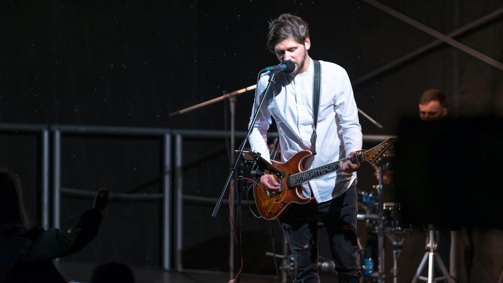 The Cancellation Trap: Why a Music Teacher’s No Show Penalty Ignited an Explosive Legal Standoff With a Client’s Manager Singer performing on stage in front of crowd