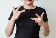 Cashier With Little Sign Language Experience Helps Deaf Customer in a Heartwarming Exchange